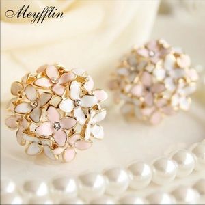 BRAND NEW BEAUTIFUL flower cluster earrings😍